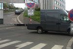 Řidiči v Praze ignorují zákazové značky. Komplikují tím blokové čištění ulic.