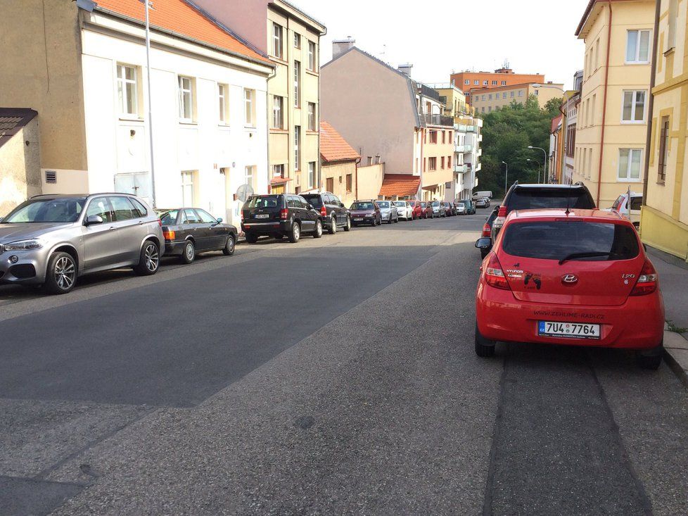 Pražané parkují na pomezí modrých zón: Ulice Cetyňská, Košíře.