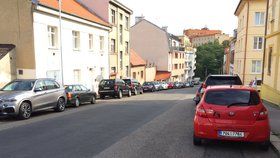 Pražané parkují na pomezí modrých zón: Ulice Cetyňská, Košíře.