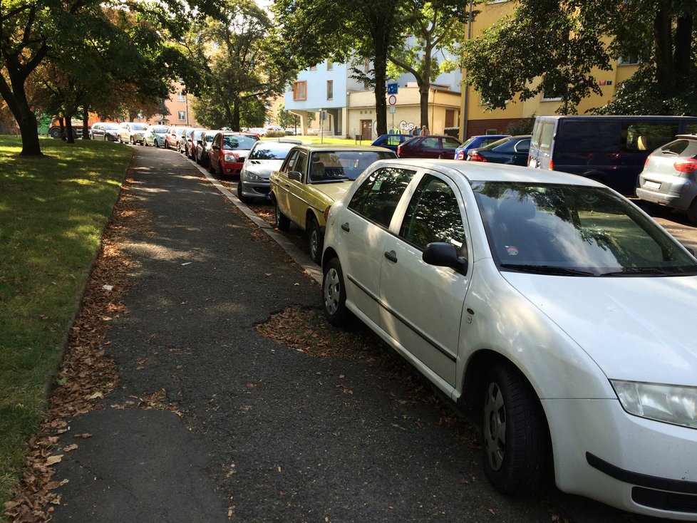 Pražané parkují na pomezí modrých zón: Ulice Krásného, Veleslavín.