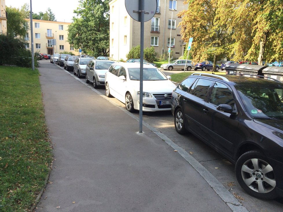 Pražané parkují na pomezí modrých zón: Ulice Krásného, Veleslavín.