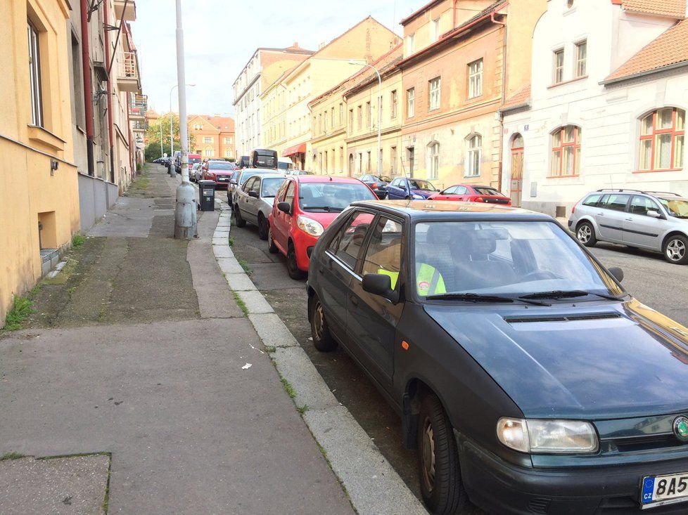 Pražané parkují na pomezí modrých zón: Ulice Musílkova, Košíře.