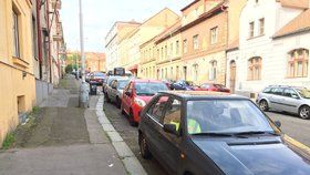 Pražané parkují na pomezí modrých zón: Ulice Musílkova, Košíře.