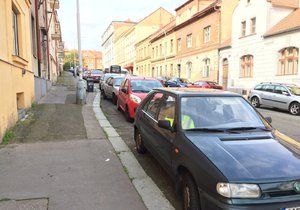 Pražané parkují na pomezí modrých zón. Nejen v Praze 8, ale i na pětce a šestce. Takto vypadá přeplněná ulice Musílkova v Košířích.