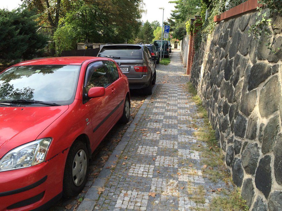 Pražané parkují na pomezí modrých zón: Ulice Nad Výšinkou, Smíchov.