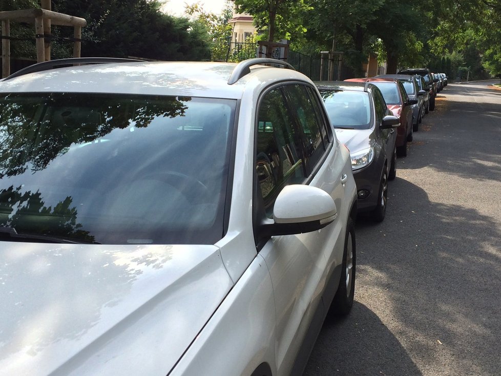 Pražané parkují na pomezí modrých zón: Ulice Nad Výšinkou, Smíchov.