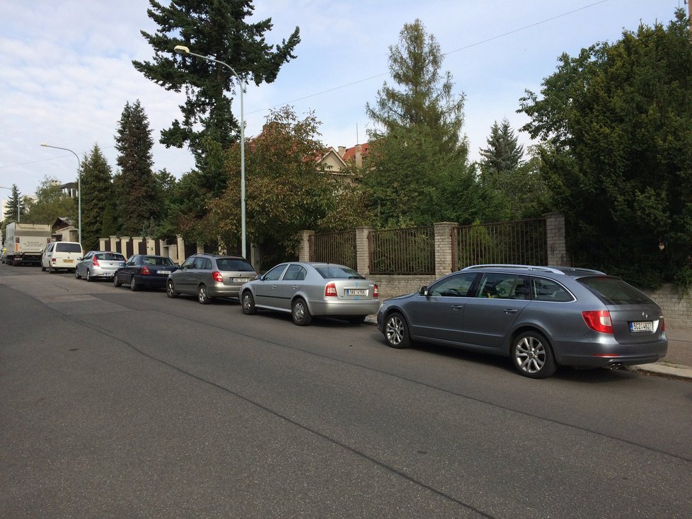 Pražané parkují na pomezí modrých zón: Ulice Na Cihlářce, Smíchov.