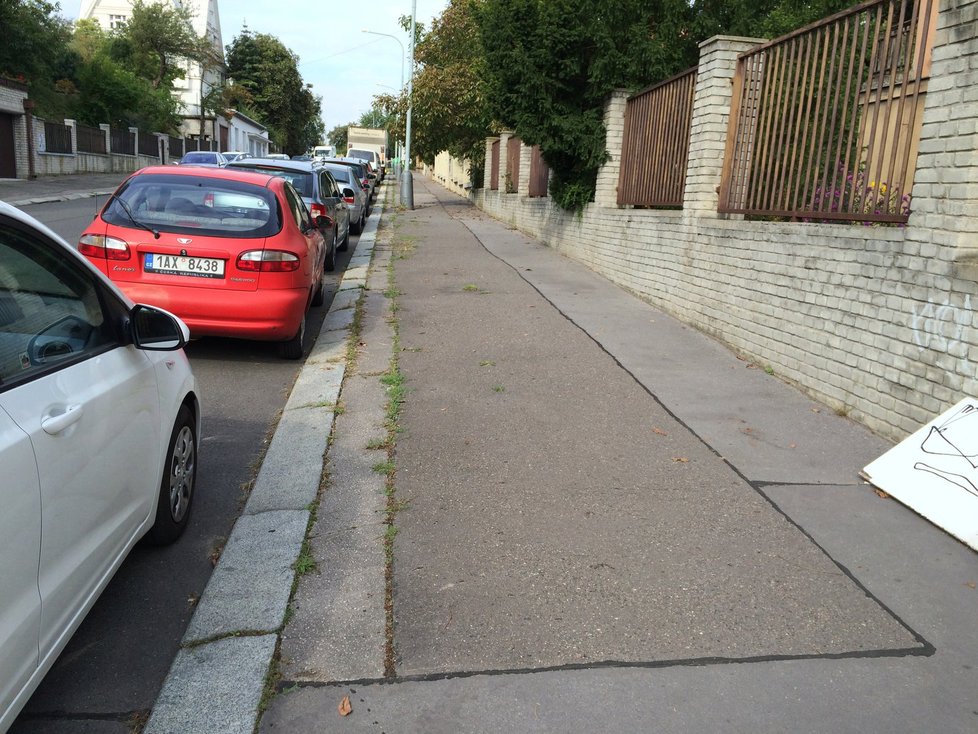 Pražané parkují na pomezí modrých zón: Ulice Na Cihlářce, Smíchov.