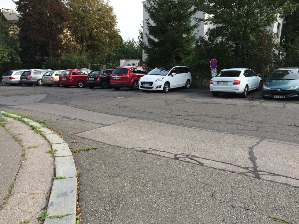 Pražané parkují na pomezí modrých zón: Ulice U Mrázovky, Smíchov.