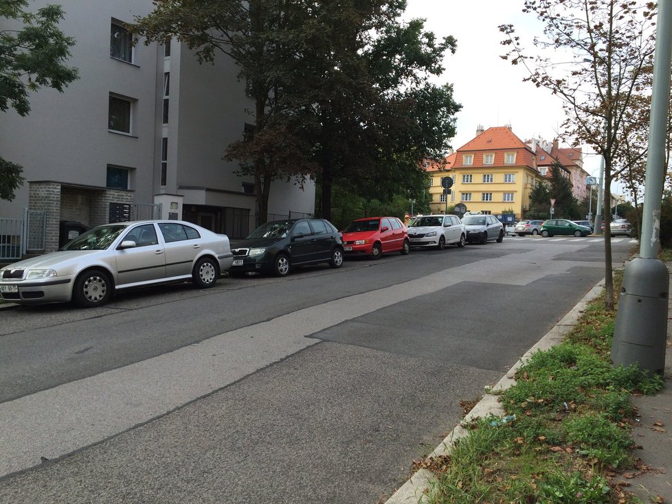 Pražané parkují na pomezí modrých zón: Ulice U Mrázovky, Smíchov