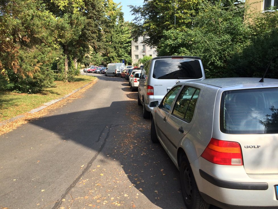 Pražané parkují na pomezí modrých zón: Ulice Šumberova, Veleslavín