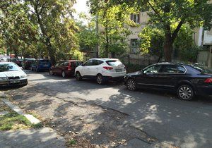 Parkování mimo zóny placeného stání bude na spoustě míst Prahy 4 minulostí.