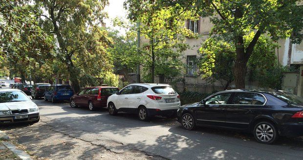 Pražané parkují na pomezí modrých zón: Ulice U Nesypky, Smíchov.