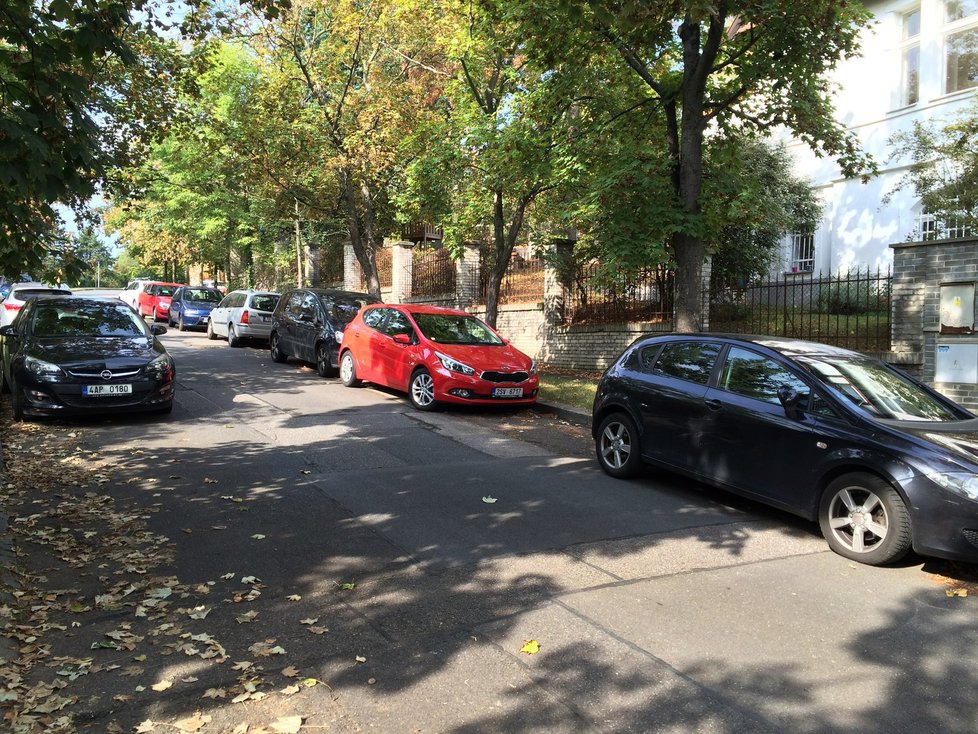 Pražané parkují na pomezí modrých zón: Ulice U Nesypky, Smíchov.