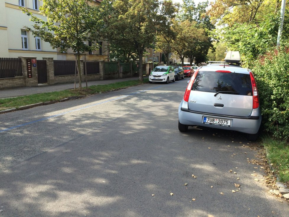 Pražané parkují na pomezí modrých zón: Ulice V Středu, Vokovice.