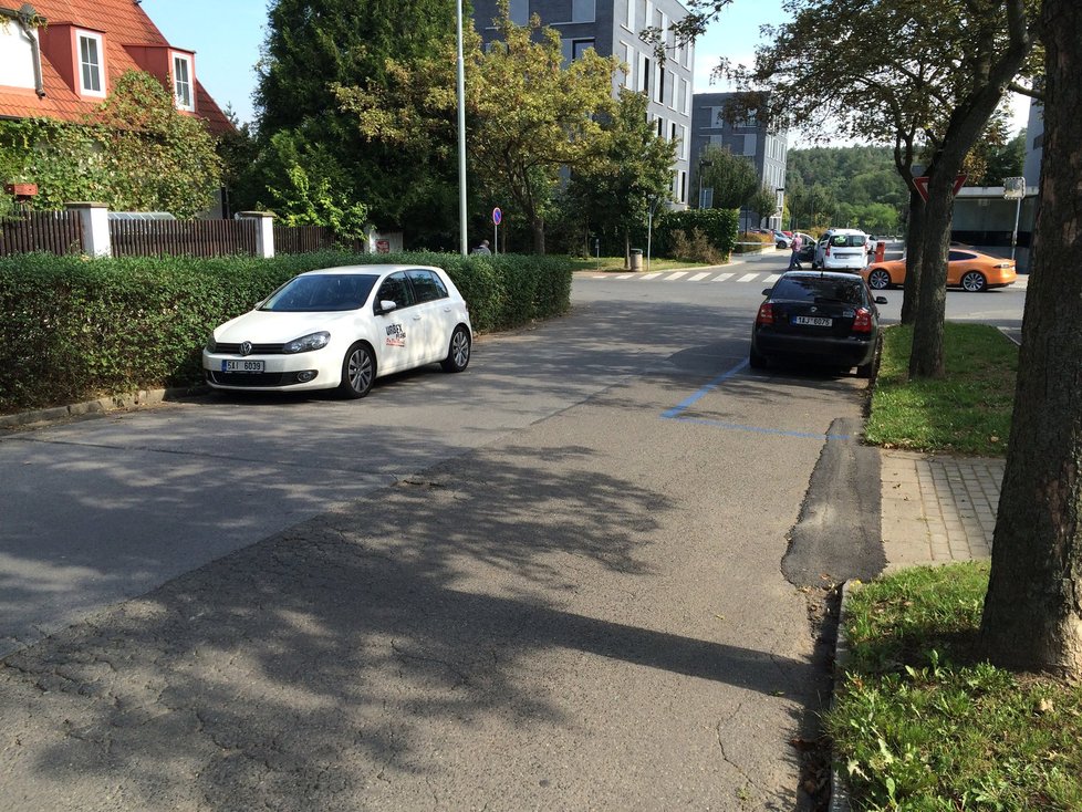 Pražané parkují na pomezí modrých zón: Ulice V Středu, Vokovice