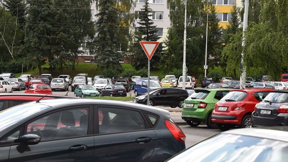 Parkování je stále těžší: Auto nechte snad už za obecní značkou!