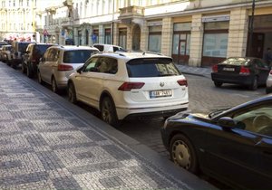 Podle čísel, které má radnice Prahy 1 k dispozici, parkují tisíce aut v centru metropole nelegálně bez postihu. (Ilustrační foto)