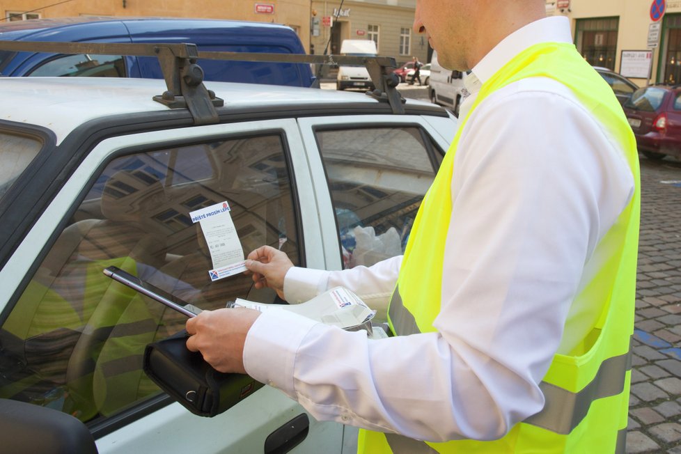 Praha 1 začala používat novou aplikaci, kterou kontroluje parkování na území městské části.