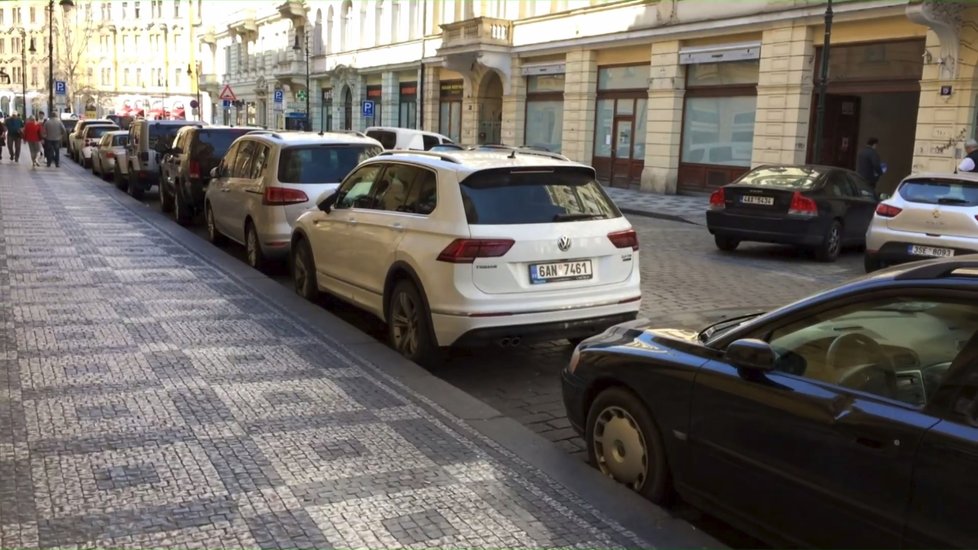 Do centra jezdí kvůli parkování víc aut než dříve, lidé přišli o možnost kontroly.