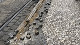 Řidič zničil obrubník na Národní třídě: Spodkem dodávky z něj vytrhal dlažební kostky! TSK řeší náhradu škody