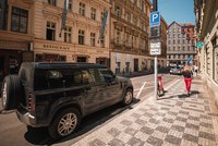 Praha testuje parkovací čidla: Na světelné tabuli ukážou, jak dlouho auto na místě stojí