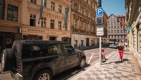Praha testuje parkovací čidla: Na světelné tabuli ukážou, jak dlouho auto na místě stojí