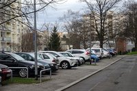 Peklo s parkováním v Praze 4: Radnice zřizuje další stání, ta nestačí. Pomohou montované parkovací domy?