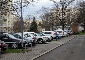 Parkování na Praze 4 je problém, radnice staví nová místa, v budoucnu pak možná i montované