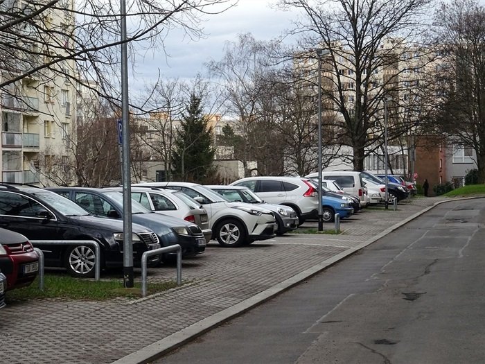 Parkování na Praze 4 je problém, radnice staví nová místa, v budoucnu pak možná i montované