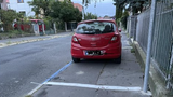 Parkovací bizár ve Vysočanech. Ve vilové čtvrti přesunuli zaparkovaná auta na chodník