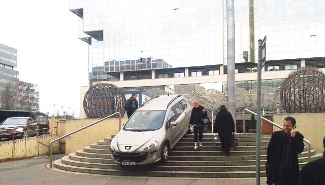 Takhle zaparkovala šikovná řidička v Praze před hotelem Hilton