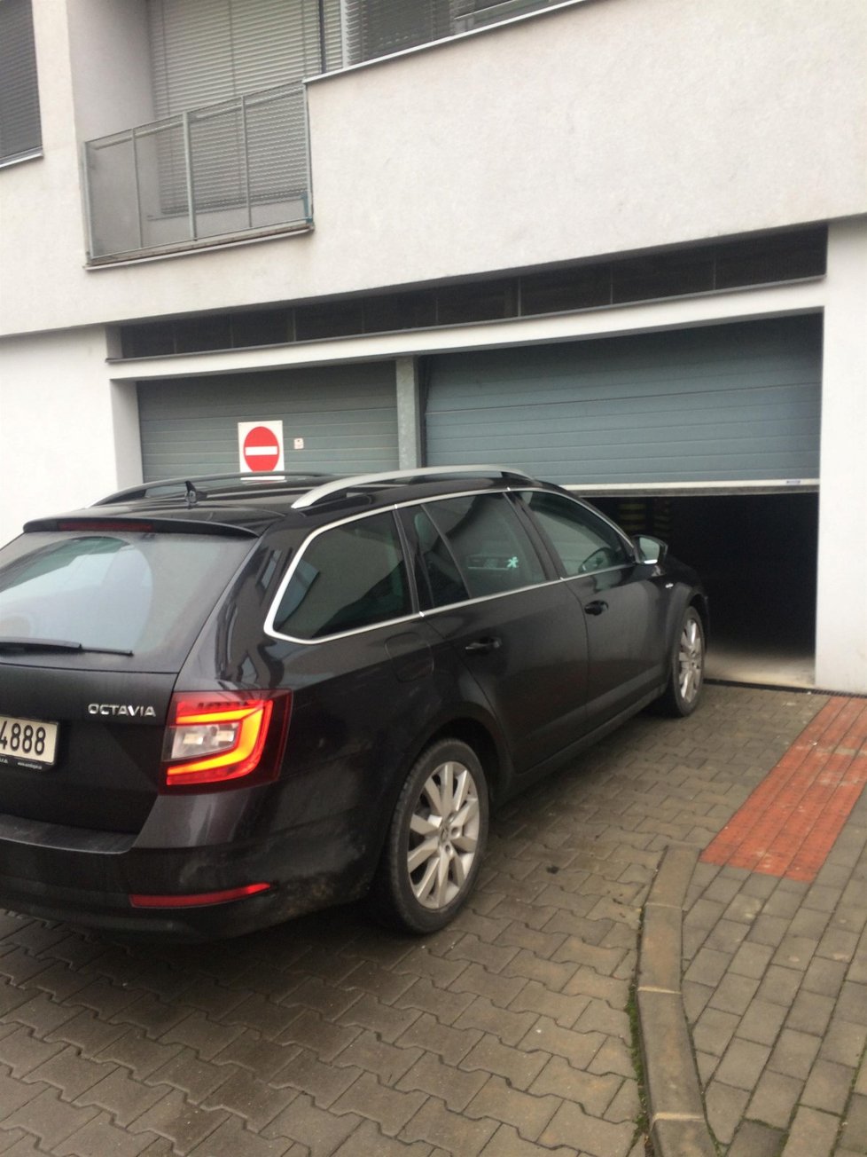 Výtah parkovacího domu v Kopečné ulici 9 v Brně správci budovy do vyšetření případu uzavřeli.
