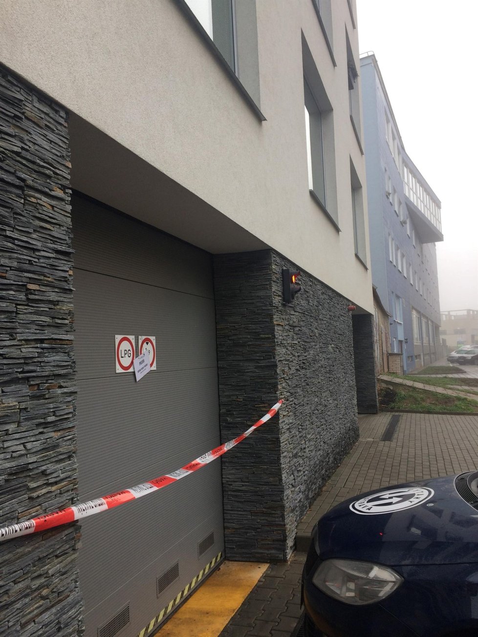 Výtah parkovacího domu v Kopečné ulici 9 v Brně správci budovy do vyšetření případu uzavřeli.