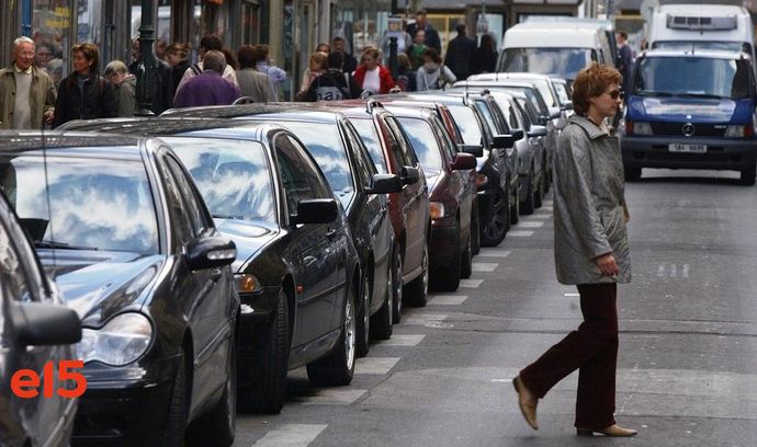 In Prag wird es zusätzliche Parkzonen geben, die Autofahrer zahlen bis zu 1.200 Kronen