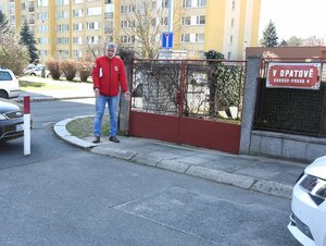 Zákon zakazuje stání i před vlastním domem. Jak to v praxi řeší policie?