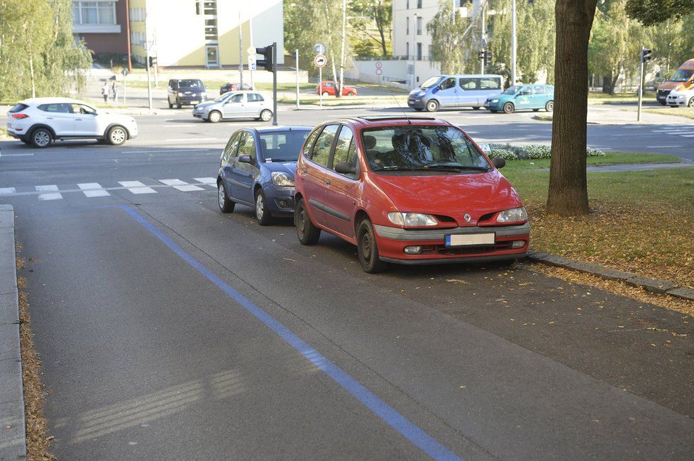 V ulici Pod Drinopolem chybí značka určující parkování. Modré zóny jsou tu přesto vyznačeny a řidiči je ignorují.