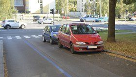 V ulici Pod Drinopolem chybí značka určující parkování. Modré zóny jsou tu přesto vyznačeny a řidiči je ignorují.