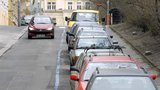 Za parkovací kartu 1200 korun. Pražané si od jara za stání auta připlatí