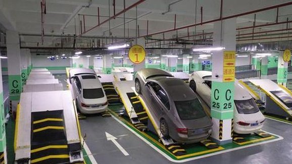 V Číně testují netradiční parkoviště. Díky zajímavému nápadu pobere mnohem víc aut