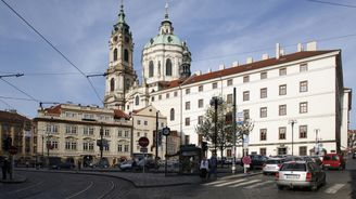 „Bez aut je to nelidské a ošklivé,“ tvrdili poslanci o Malé Straně. Parkoviště naštěstí stejně zmizí