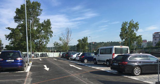 Nové parkoviště v režimu smíšené zóny v pražských Holešovicích