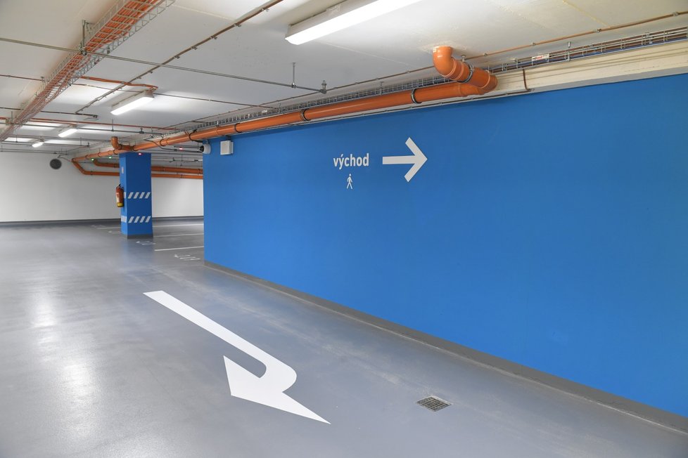 Od 2. prosince 2021 je opět otevřené parkoviště pod Novou scénou Národního divadla v Praze. V devítipodlažních podzemních garážích může po generální rekonstrukci parkovat až 204 automobilů.