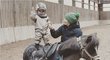 Parkurová jezdkyně Natálie Roučková se synem. Oliverovi je teprve půldruhého roku, ale s koňmi už je velký kamarád.