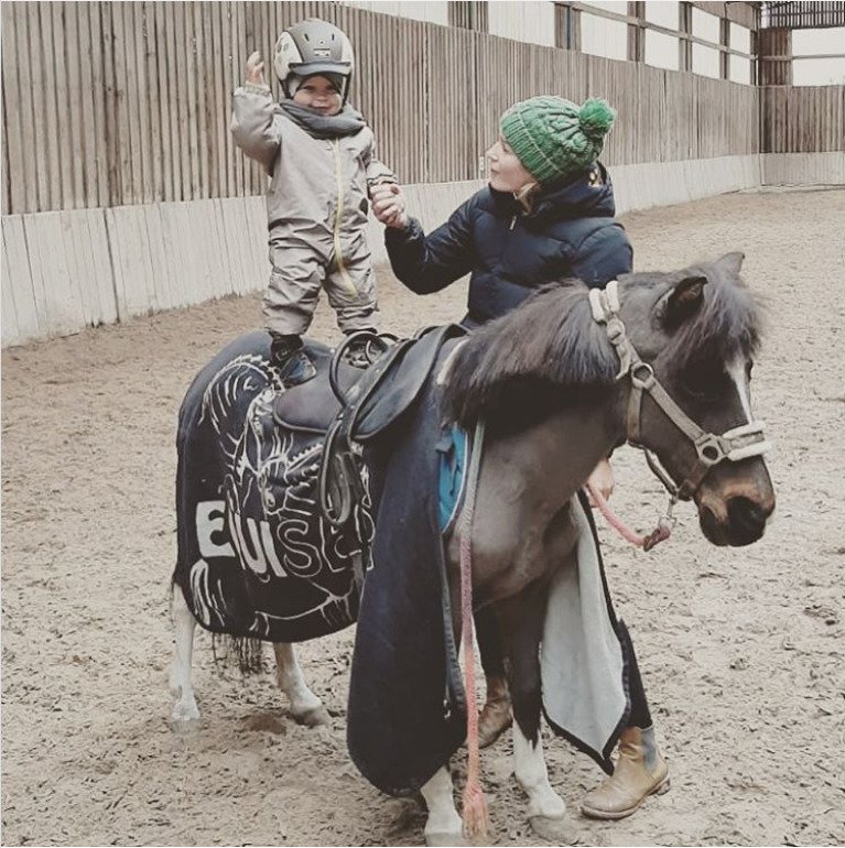 Parkurová jezdkyně Natálie Roučková se synem. Oliverovi je teprve půldruhého roku, ale s koňmi už je velký kamarád.