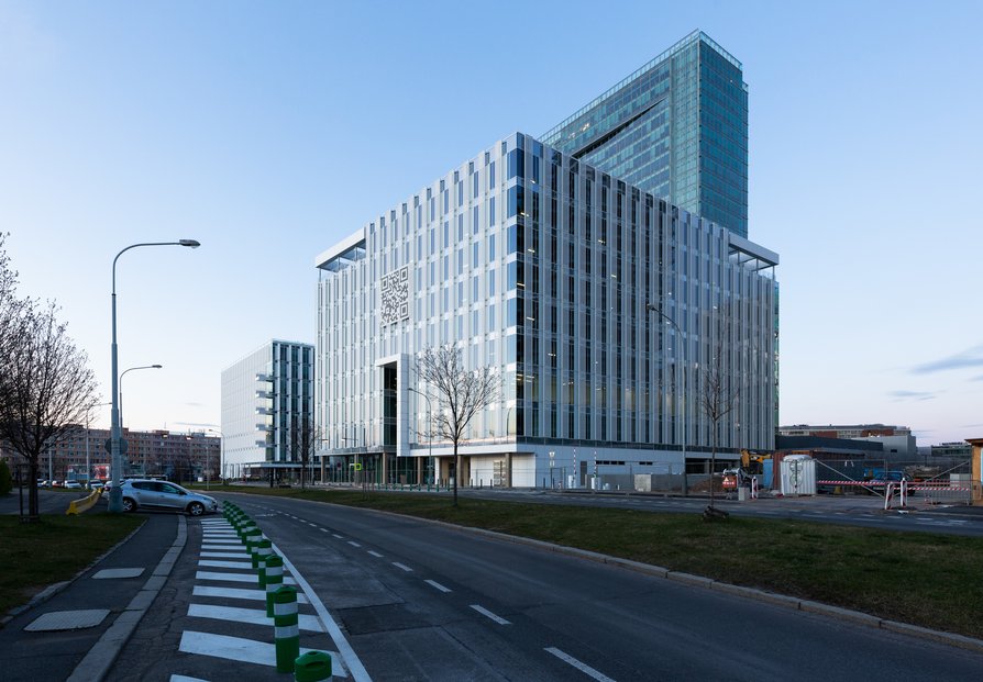 Kancelářská budova Parkview postavení v Praze na Pankráci developerskou společností Skanska Property podle návrhu amerického studia Richard Meier & Partners.