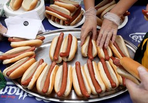 Fourth of July Hot Dog - soutěž v pojídání hot dogů, kde zvítězil Joey Chestnut. Sněl 76 párků