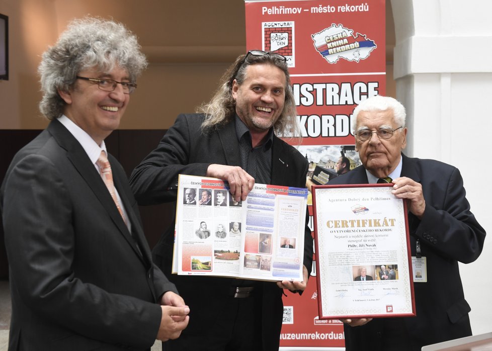 Jiří Novák je sněmovní stenograf už 65 let. Teď dostal certifikát.