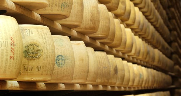 Sýr nad zlato. Zloději parmezánu si v Itálii rychle přijdou k milionům