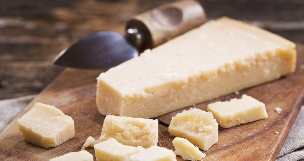 Šok pro vegetariány a milovníky sýrů: Bez téhle nechutné přísady by parmezán nevznikl!